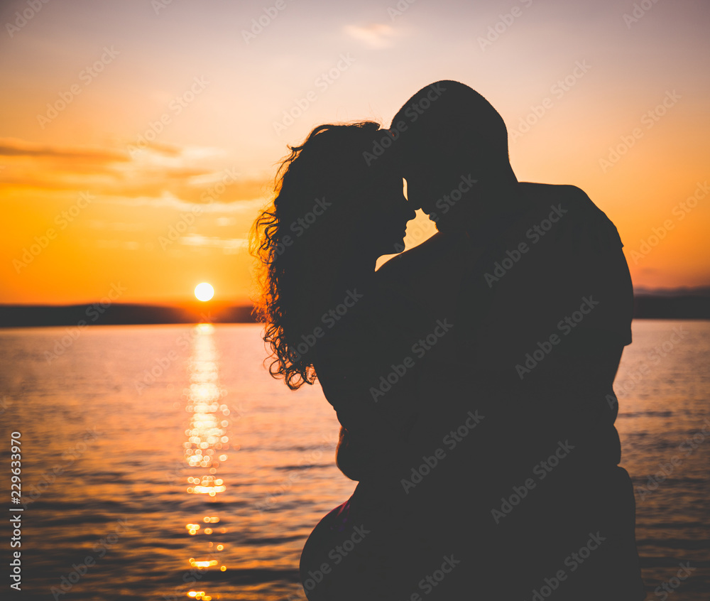 Wall mural Romantic couple silhouettes