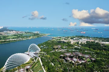 Photo sur Aluminium Singapour Port de Singapour avec de nombreux bateaux de transport et jardins au bord de la baie, vue aérienne de l& 39 hôtel Marina Bay Sand par une journée ensoleillée, Singapour, 15 octobre 2018