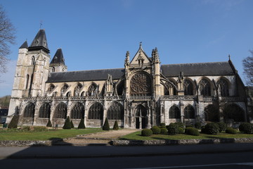 Fototapeta na wymiar Cathédrale de France avec un ciel bleu magnifique