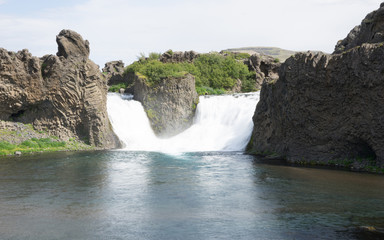 Landschaft am Wasserfall Hjlálparfoss im Þjórsárdalur-Valley / Süd-Island
