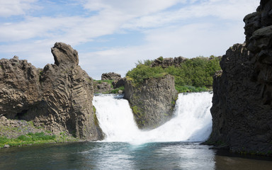 Landschaft am Wasserfall Hjlálparfoss im Þjórsárdalur-Valley / Süd-Island