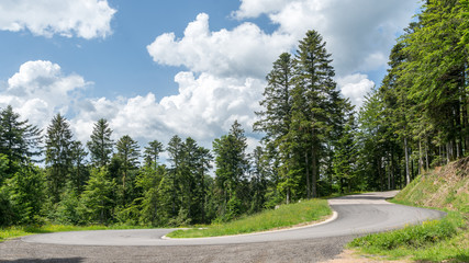 Naklejka premium Route et lacet de montagne