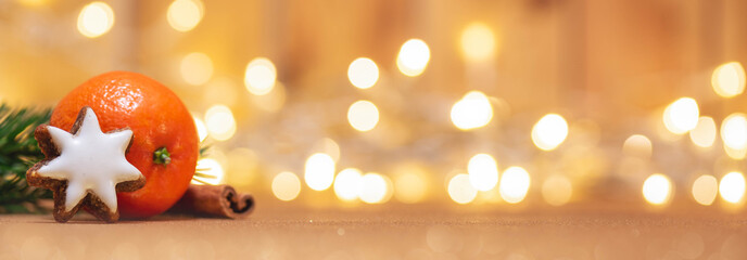 weihnachtlicher Hintergrund, Banner mit Zimtstern uns Orange vor Lichter Bokeh