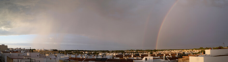 Vista panorámica de una tormenta y un arcoiris en Puerto Real, Cadiz, Andalucia, España