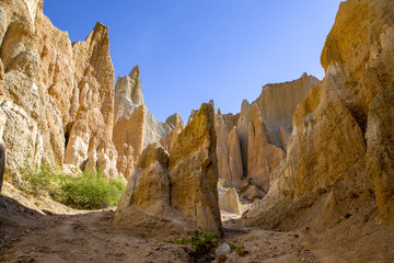 Fototapeta premium Inside the valley looking at the surrounding tall clay cliffs at Omarama in New Zealand