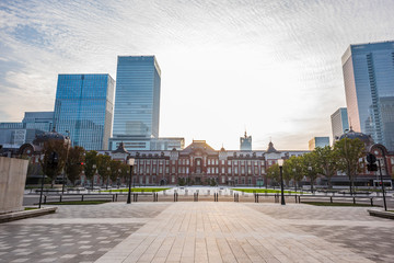 Fototapeta premium Wczesnym rankiem Tokio stacja Niebo o świcie w Marunouchi, Tokio, Japonia