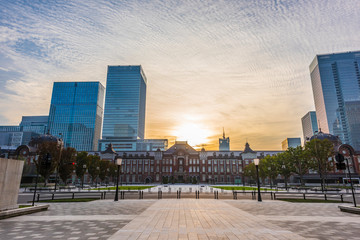 Naklejka premium Stacja Tokyo we wczesnych godzinach porannych Niebo o świcie w Marunouchi, Tokio, Japonia