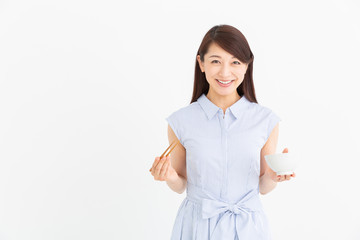 食事をする女性