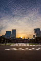 早朝の東京駅　The sky at daybreak in Marunouchi, Tokyo, Japan