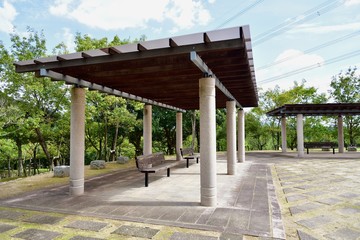 屋根付きのベンチがある公園