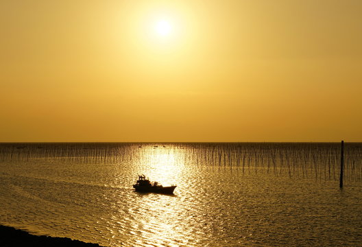 有明海の干潟と沈む夕陽、九州の有明海、日本一の干潟の海　