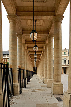 Columnas del Palacio Royal ubicado en Par&iacute;s, Francia conformando un punto de fuga sobre un d&iacute;a nublado y gris en la ciudad. 