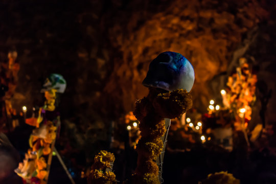 Las calaveras est&aacute;n en el cementerio. 

