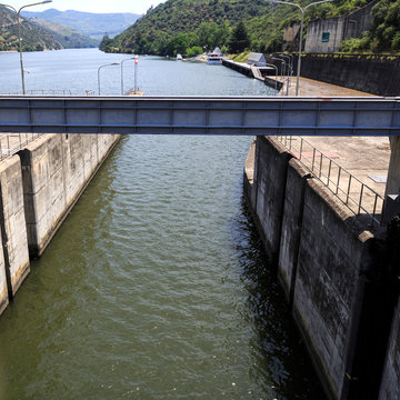 Access canal to the lock of the Regua Dam