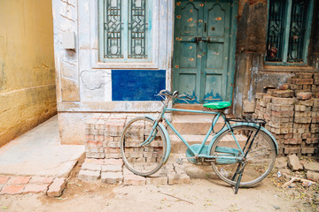 Fototapeta na wymiar Old house and bicycle in Madurai, India