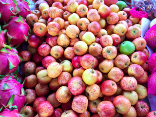 Apple, delicious fruit and health benefits Sales in the market