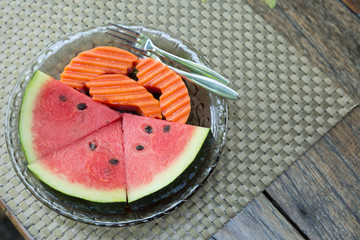 Watermelon and papaya in plate on table
