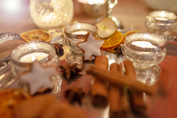 Zimtsterne in weihnachtslicher Dekoration