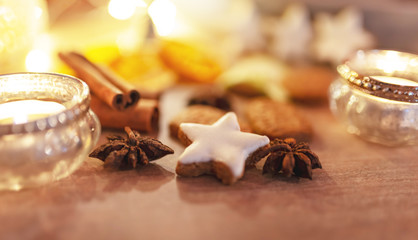 Zimtsterne und Zimtstangen