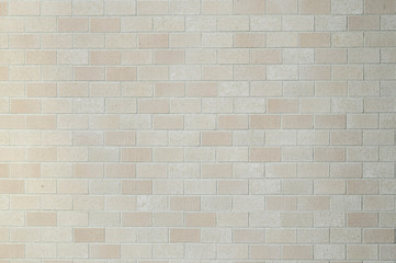 ベージュ色のタイル壁