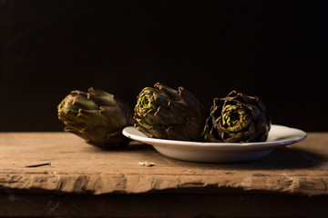 carciofi con sfondo di legno