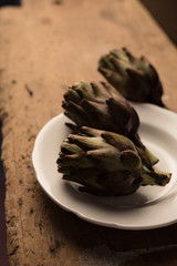 carciofi con sfondo di legno