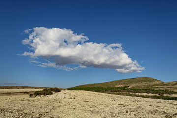Nuage blanc au dessus de la montagne