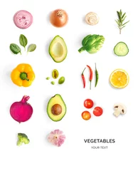 Foto auf Acrylglas Kreatives Layout aus Avocado, Tomate, Zwiebel, Rote Beete, Pfeffer, Artischocke, Brokkoli und Gurke auf weißem Hintergrund. Flache Lage. Lebensmittelkonzept. © StudioDFlorez