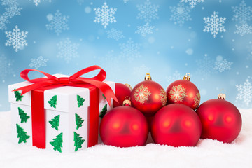 Weihnachten Weihnachtsgeschenke Geschenke Schnee Karte Weihnachtskarte Dekoration rote Weihnachtskugeln