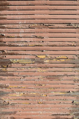 Schäbiger alter Rolladen aus Holz