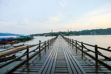Obraz premium Longest Wood bridge in Thailand,Mon Bridge at Sangkhlaburi. Kanchanaburi. Thailand