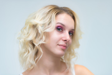 Naklejka premium Portret pięknej blondynki podczas pracy jako profesjonalna wizażystka kosmetyczka.