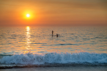 Blick auf das Meer, bei Sonnenuntergang mit Stand Up Paddlern, am Strand von Camps Bay, bei Kapstadt in Südafrika © DirkDaniel