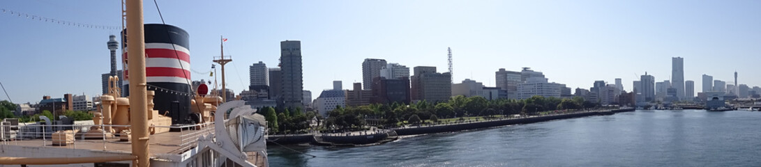 Fototapeta na wymiar 海から見た横浜の街並み