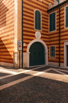 farbenfrohe Fassade in Bardolino am Gardasee