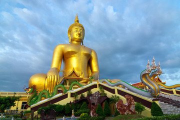 Obraz premium Statue of the Golden Buddha at Wat Muang Ang Thong, Thailand.