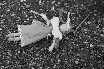 verlorene Puppe auf der Straße schwarz weiß