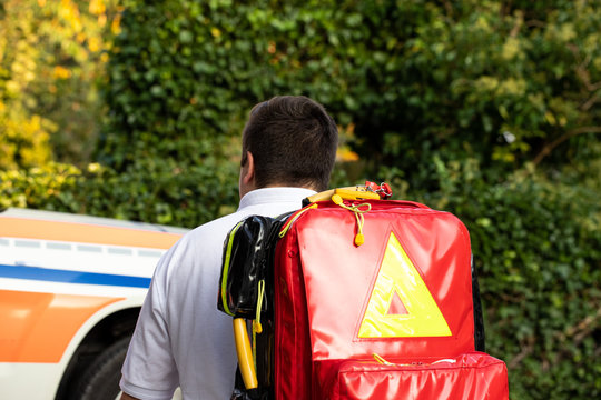 Notfallsanit&auml;ter auf dem Weg zu einem Einsatz