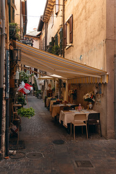 Restaurant in einer Gasse in Garda am Gardasee