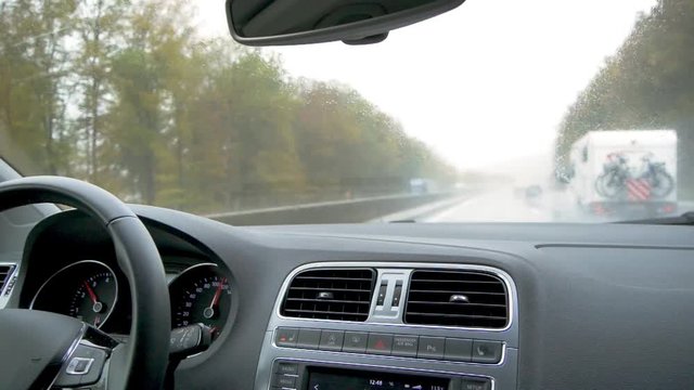 Auto fahren auf der Autobahn bei Regen
