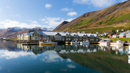 Fototapeta na wymiar Island, Häuser am Hafen von Siglufjördur