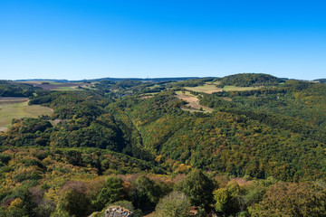 Blick in die hügelige Landschaft der Eifel