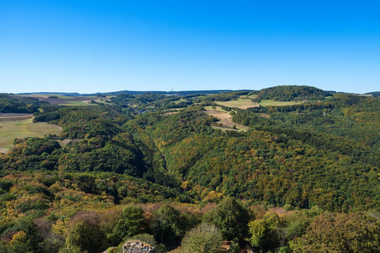 Blick in die h&uuml;gelige Landschaft der Eifel