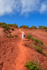 Kobieta idąca wśród czerwonych skał, Mirador de Abrante La Gomera