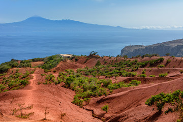 Czerwony, pustynny, górzysty krajobraz La Gomera © Agnieszka