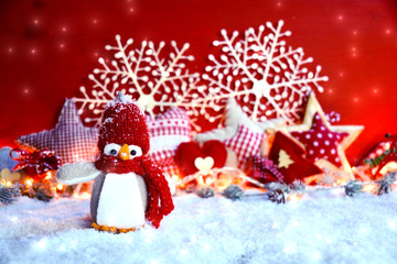 Weihnachtlicher Hintergrund - Winterlandschaft mit niedlichem Pinguin - Weihnachtskarte
