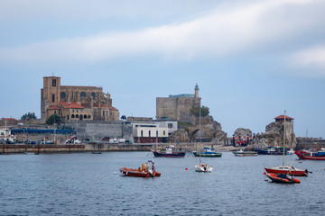 Fototapeta premium ciudad de Castro Urdiales en Cantabria