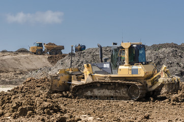 CONSTRUCTION MACHINERY - Dump truck and bulldozer on construction side © Wojciech Wrzesień