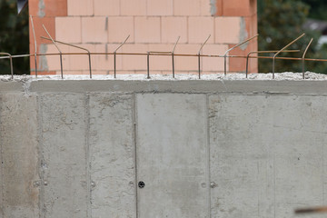 Details einer gegossenen Betonwand mit Moniereisen