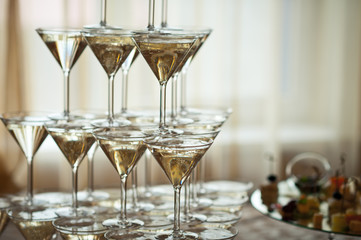 Champagne-filled wine glasses in the pyramid 1559.